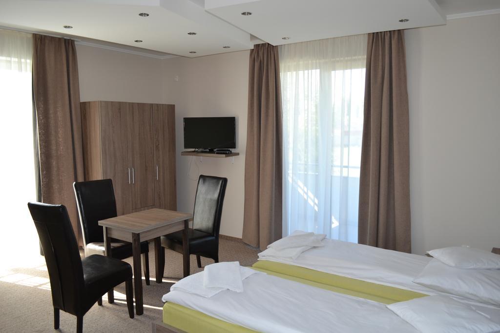 Vaci Vendeghaz Hotel นีเรกฮาซา ภายนอก รูปภาพ