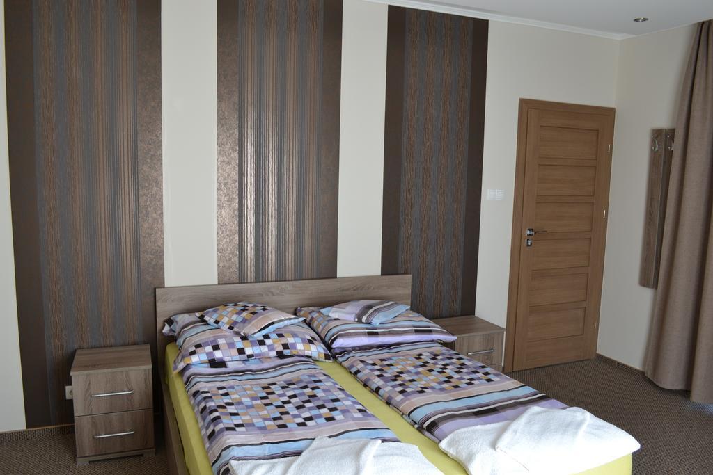 Vaci Vendeghaz Hotel นีเรกฮาซา ภายนอก รูปภาพ