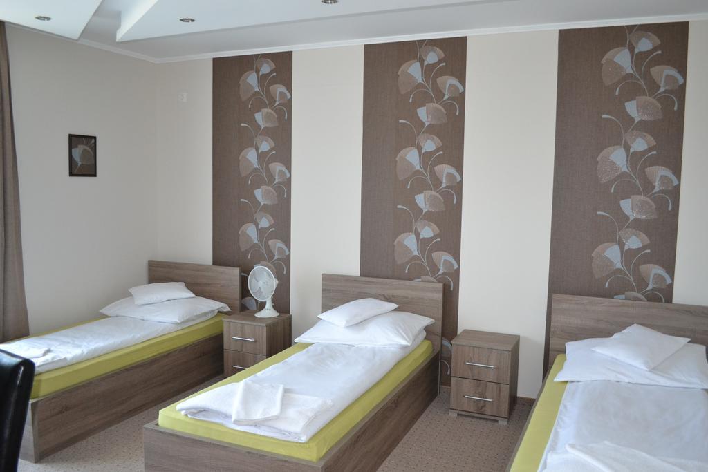 Vaci Vendeghaz Hotel นีเรกฮาซา ภายนอก รูปภาพ