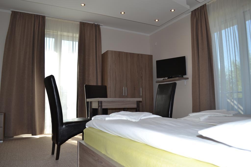 Vaci Vendeghaz Hotel นีเรกฮาซา ภายนอก รูปภาพ