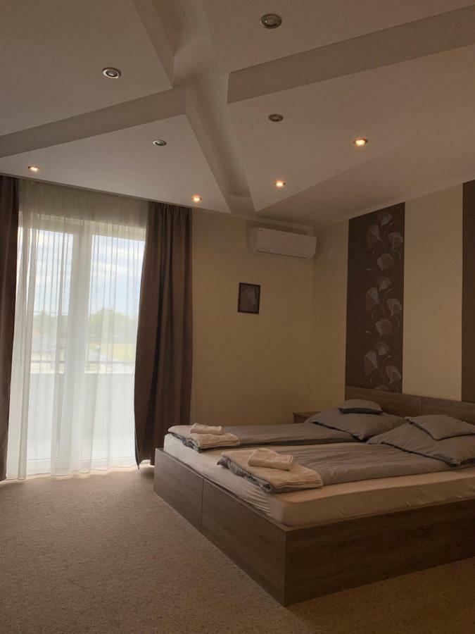 Vaci Vendeghaz Hotel นีเรกฮาซา ภายนอก รูปภาพ