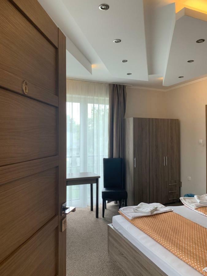 Vaci Vendeghaz Hotel นีเรกฮาซา ภายนอก รูปภาพ