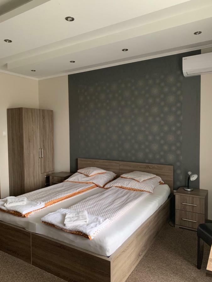 Vaci Vendeghaz Hotel นีเรกฮาซา ภายนอก รูปภาพ