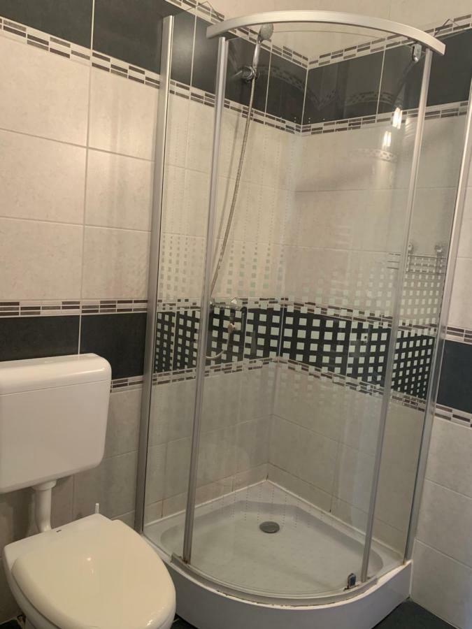 Vaci Vendeghaz Hotel นีเรกฮาซา ภายนอก รูปภาพ