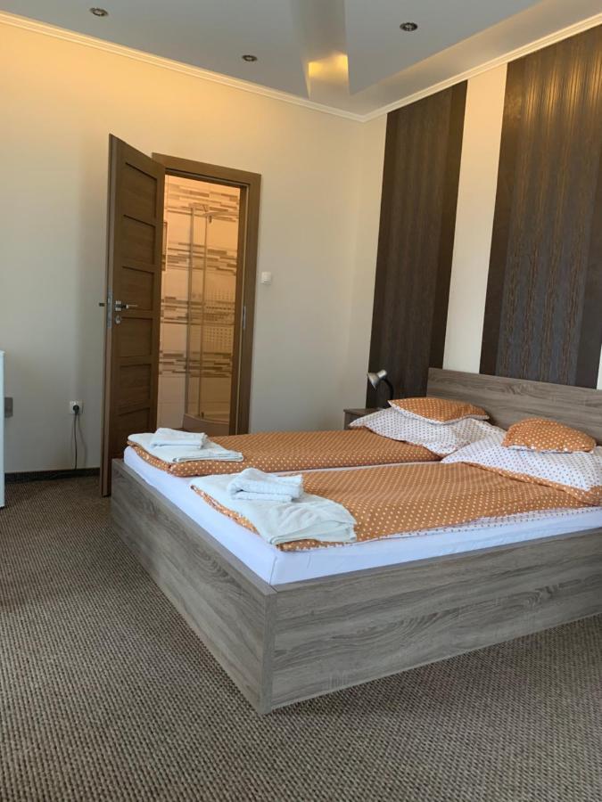 Vaci Vendeghaz Hotel นีเรกฮาซา ภายนอก รูปภาพ