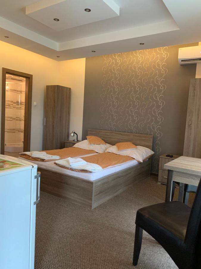 Vaci Vendeghaz Hotel นีเรกฮาซา ภายนอก รูปภาพ
